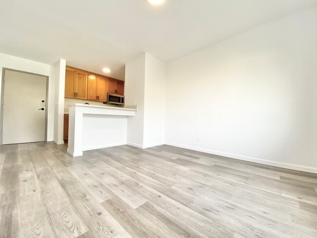 Building Photo - 1240 Bronson Ave Unit 9 Rental