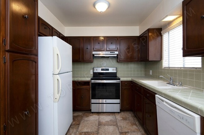 Building Photo - 2 WEEKS FREE! Charming 2BR w/ Parking in Pacific Beach Unit C