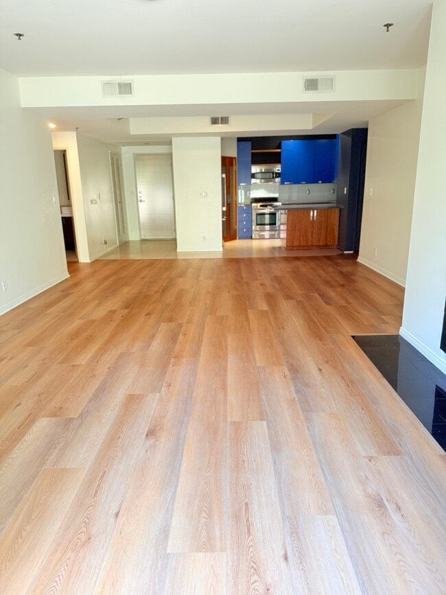 Photo - 2222 N Beachwood Dr Unit 412