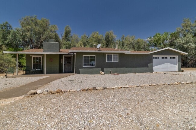 Building Photo - Quiet Desert Home