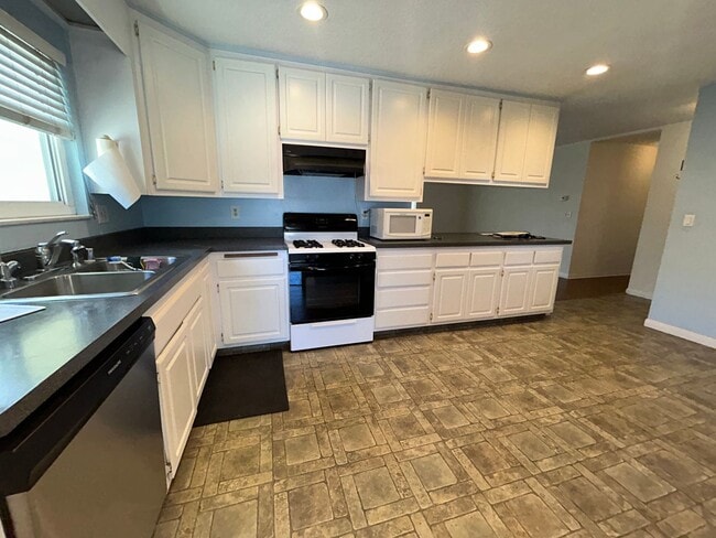 Photo - 4 Bed / 2 Bath Home for Rent in Huntington Beach
