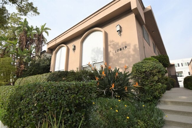 Building Photo - 10819 Camarillo St