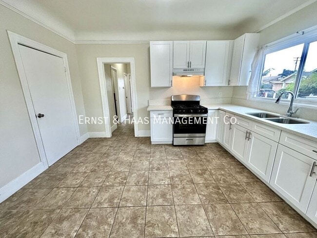 Photo - 702 E Burnett St