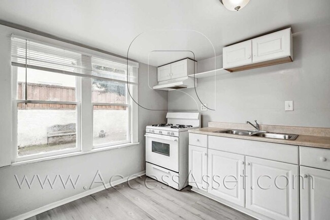 Building Photo - 242 N Chestnut St Unit 2