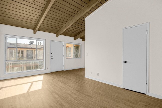 Building Photo - 7521 S Crenshaw Blvd Unit 7525-10a