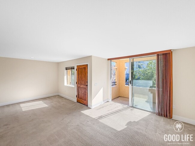 Photo - Amazing 2BD/2.5BA condo w/ washer/dryer & ... Unit 334