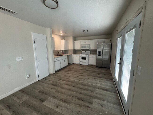 Photo - 2 bed/ 1 bath home / large yard / central located / Available Now!!