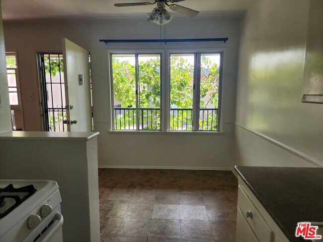 Photo - 939 N Stanley Ave Unit 6