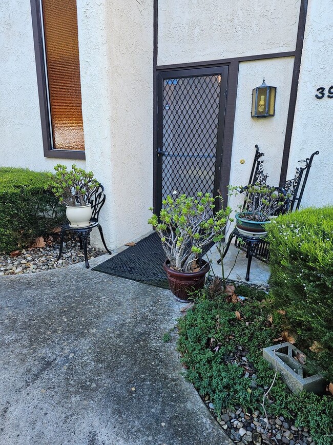 Building Photo - 3bd/2ba Mesa Circle Condo Unit A
