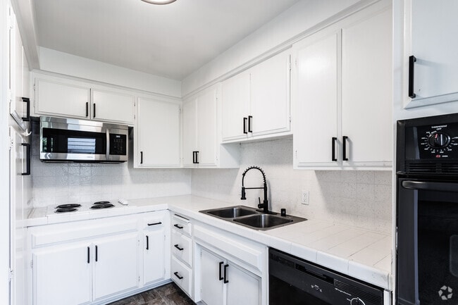 2BR, 2BA - 1,038-1,187SF - Kitchen - 21025 Victor St.