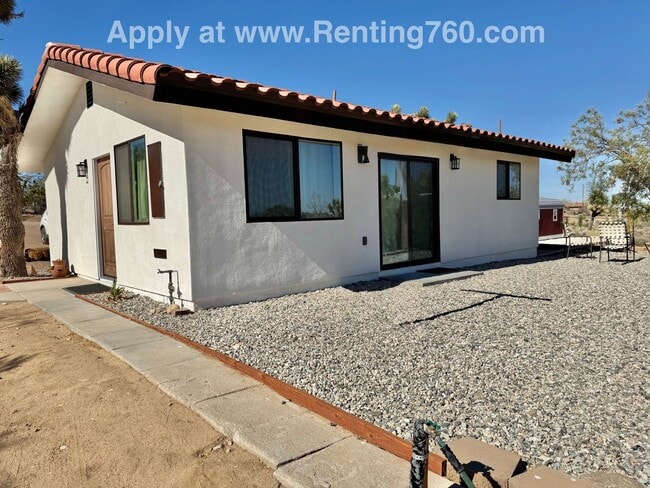 Building Photo - New 2 Bedroom 1 Bathroom Home!! Unit 2 - 56949 Campanula St