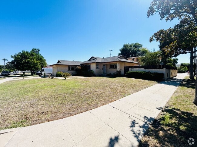 Building Photo - Delightful 3 bedroom 1 1/2 Bathroom Single... Rental