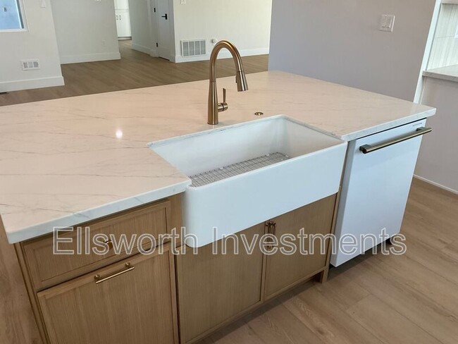 Photo - 5644 Regis Ave