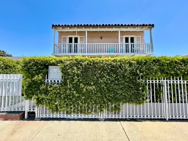 Building Photo - 1226 S Mullen Ave Unit 1226.5 Rental