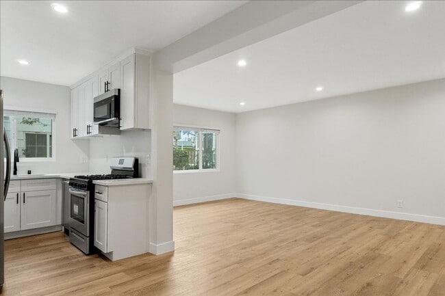 Photo - 1347 N Las Palmas Ave Unit 03