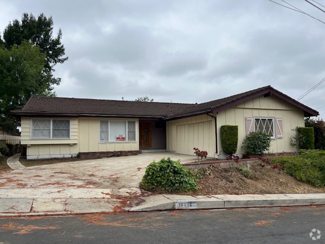 Building Photo - Hillside 3 Bed / 1 3/4 Bath Ranch Style Ho... Rental