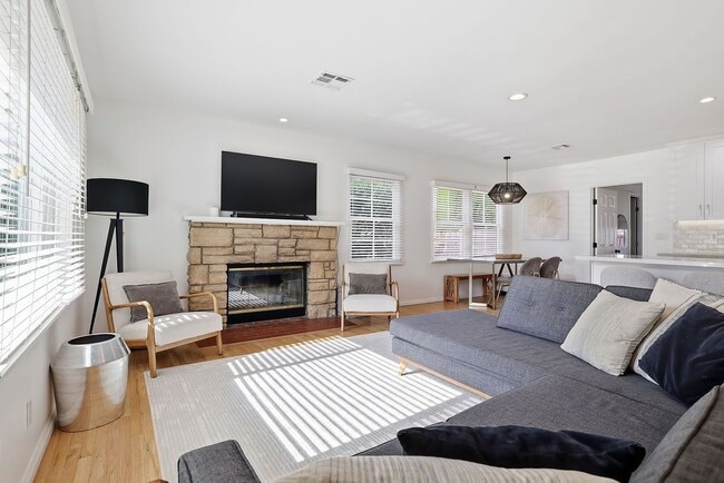 Photo - 4958 Canoga Ave