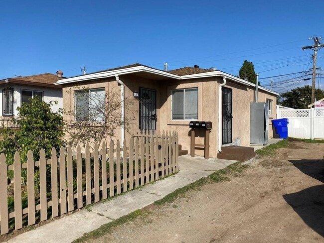 2 Bedroom House- With Front & Back Yard - 2 Bedroom House- With Front & Back Yard