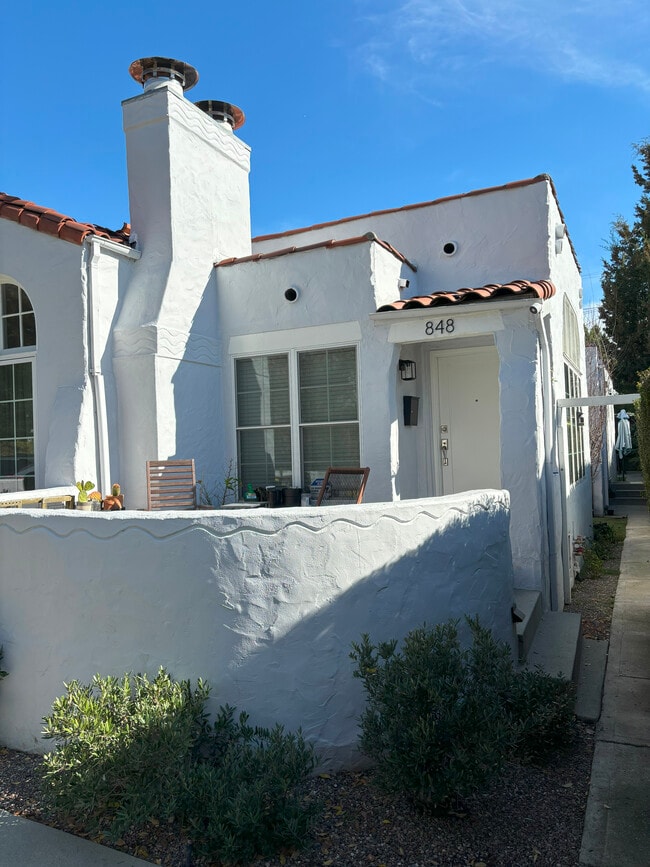 Private Front Patio - 848 N Kilkea Dr