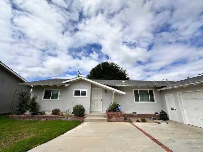 Building Photo - Beautiful 3BR/2BA Home with Large Backyard...