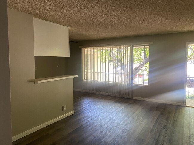 Building Photo - Spacious 1 Bedroom 1 Bath Upstairs Apartment Unit 3460
