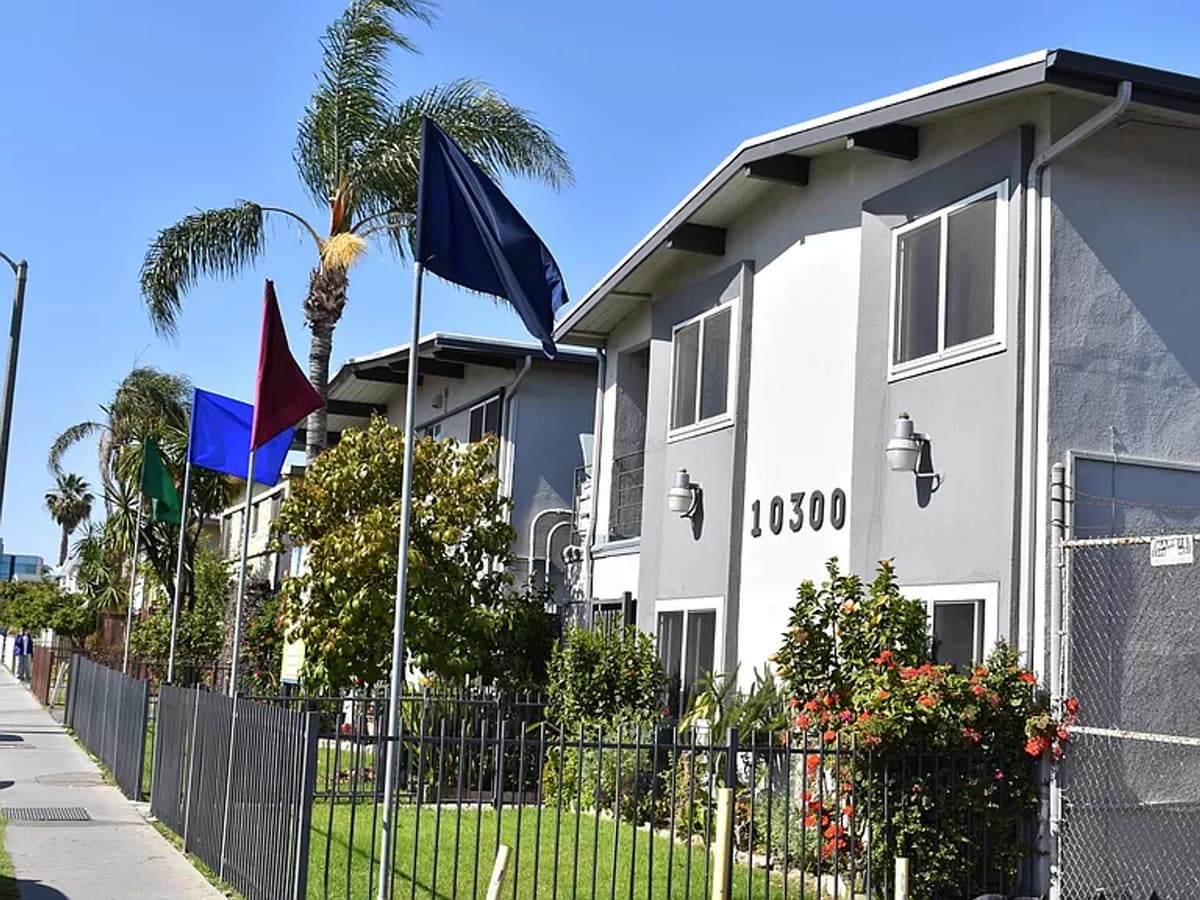 Photo - Felton Apts.