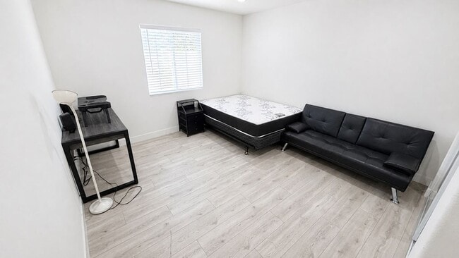 Photo - 305 N College St