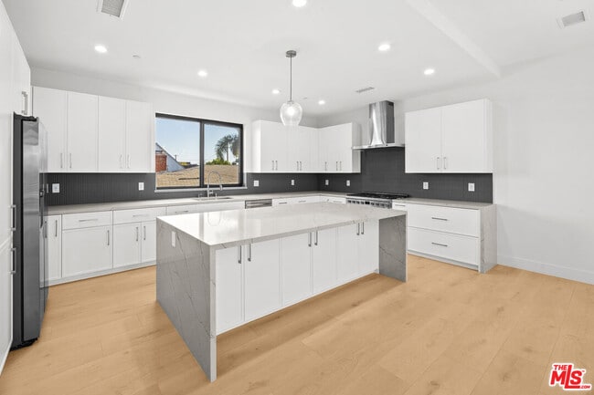 Photo - 8902 Sawyer St