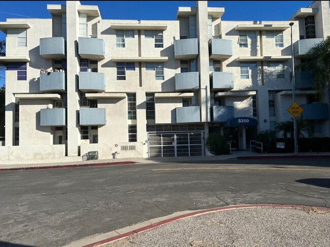 Building Photo - 5350 White Oak Ave Unit 209