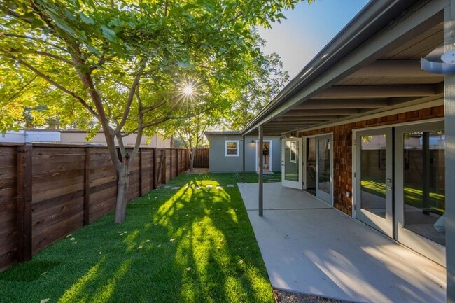 Photo - 915 E Matilija St