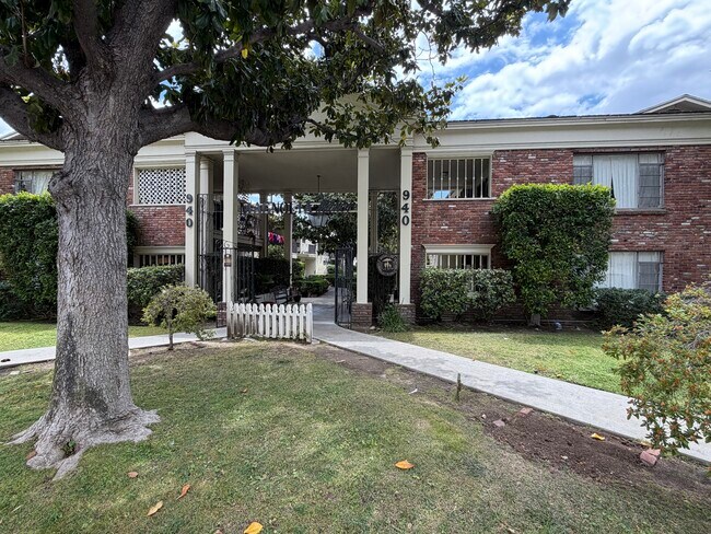 Photo - 940 W Duarte Rd