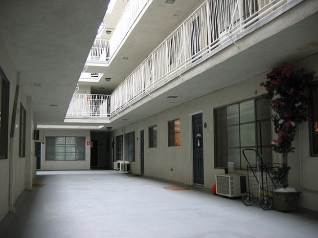 Wellesley Court Apartments - Wellesley Court Apartments