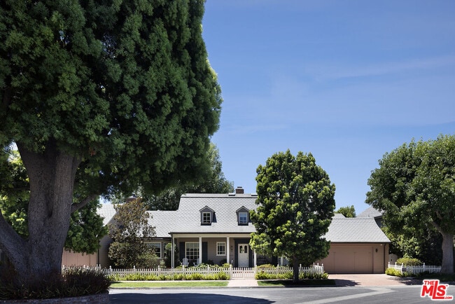 Building Photo - 10030 Toluca Lake Ave