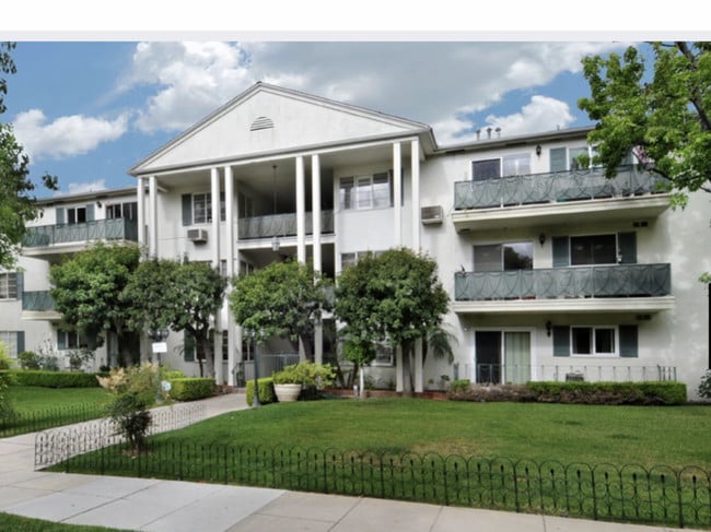 Front building - 1233 N Columbus Ave Unit 1C