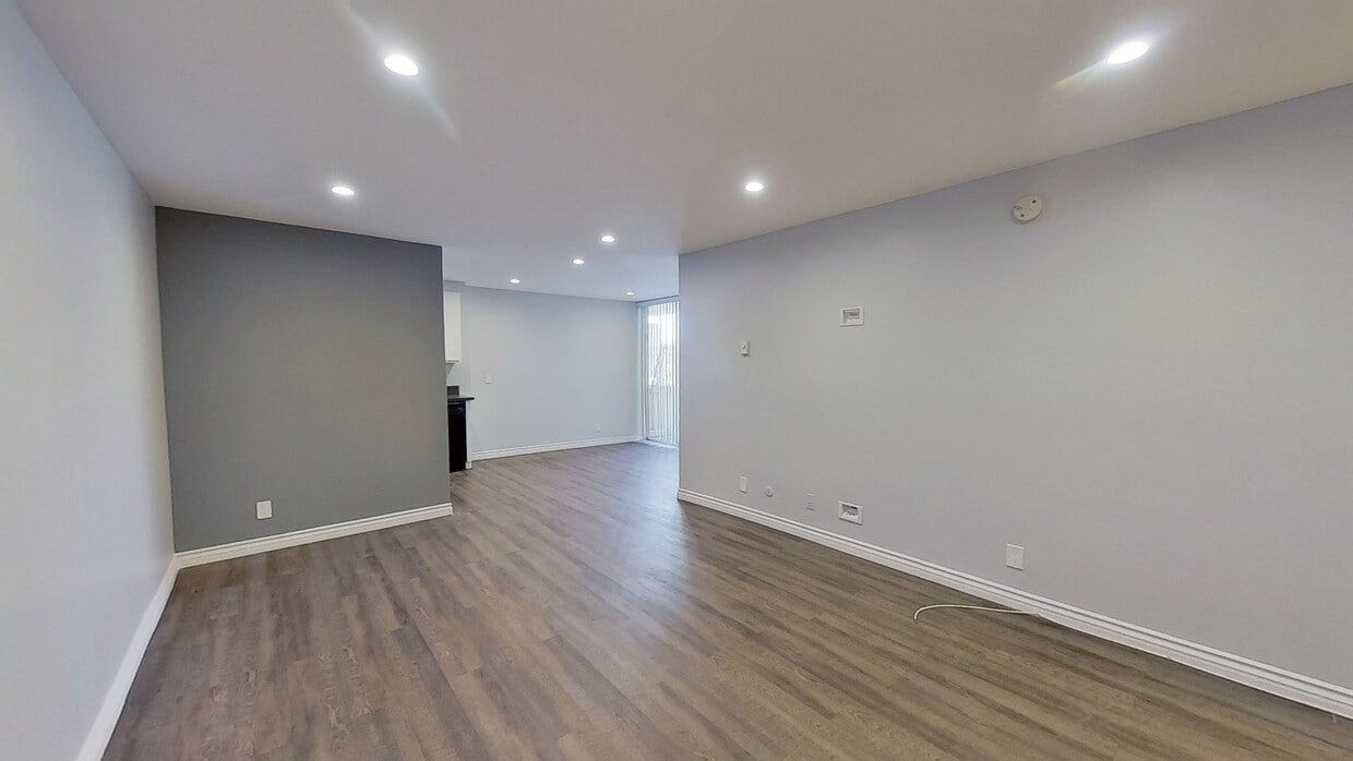 3D Tour - 525 N Sycamore Ave Unit 321