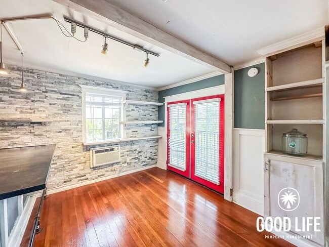 Photo - 260 Woodman St