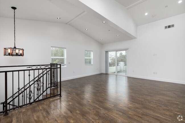 4BD, 3BA - 1,500SF - Living Room - 4839 W 18th St