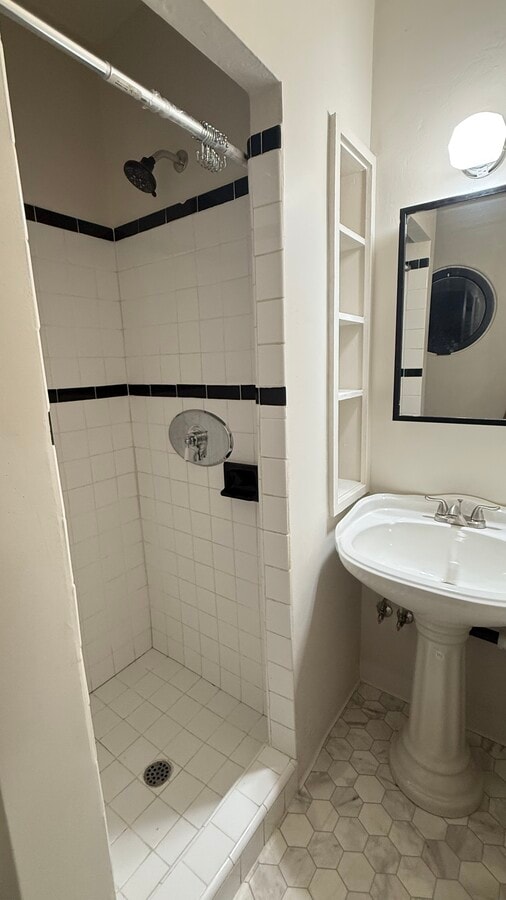 BATHROOM - 4400 N Lakewood Blvd