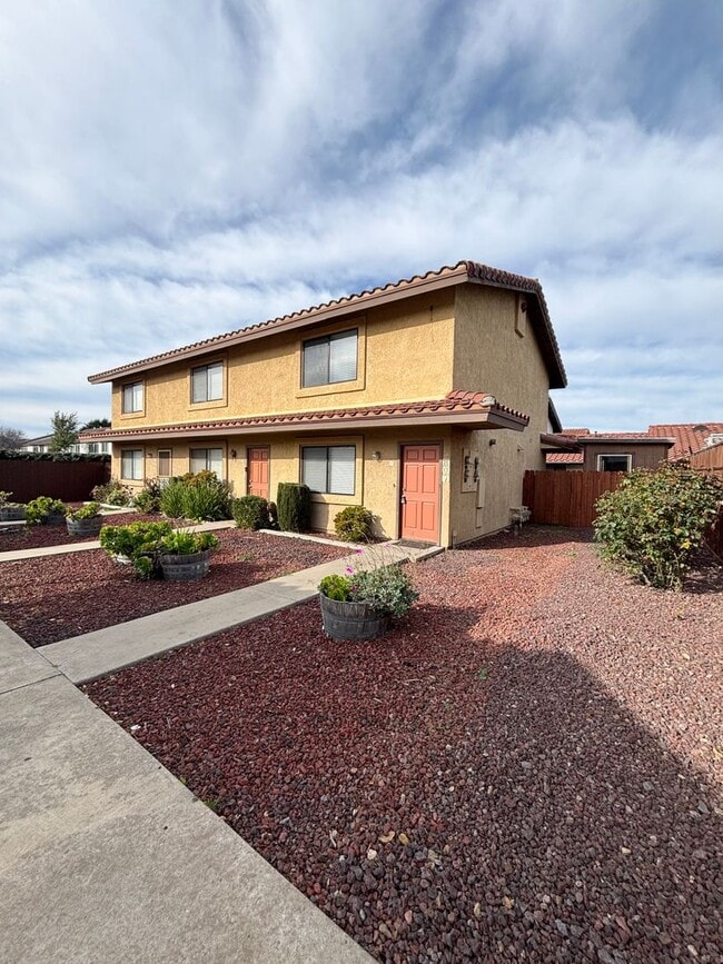 Building Photo - W807 Unit A