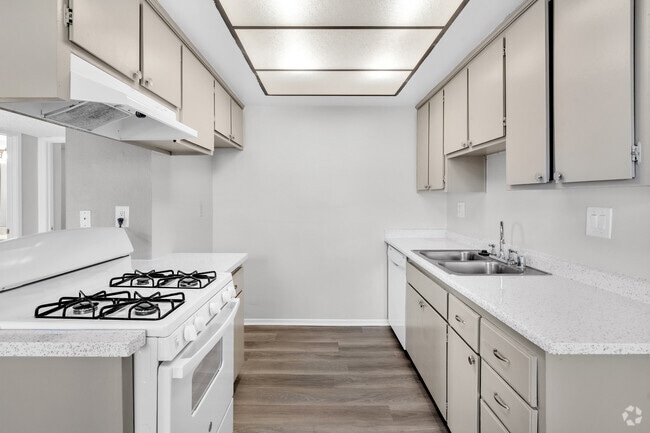 2BR, 1BA - 852SF - Kitchen - Green Tree Park Apt