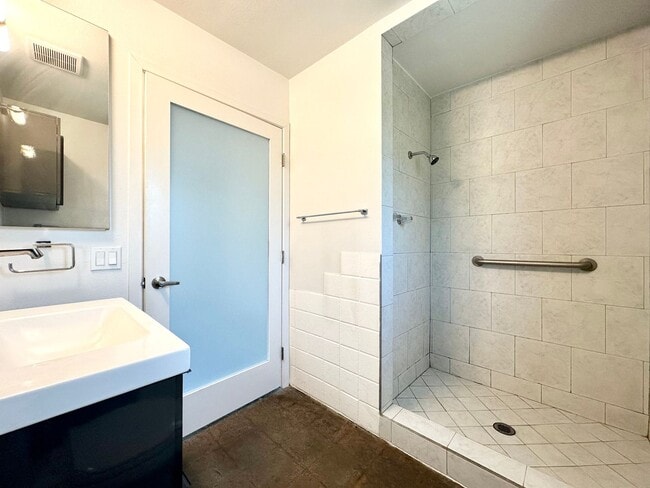 Photo - 700 N Riverside Dr Unit 7