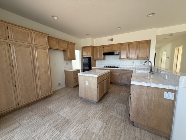 Photo - 593 Parkside Dr