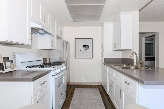 * Photos have been virtually staged for illustrative purposes. The furnishings, decor, and certain visual elements shown may not be present in the actual apartment. - Woodglen Apartment Homes