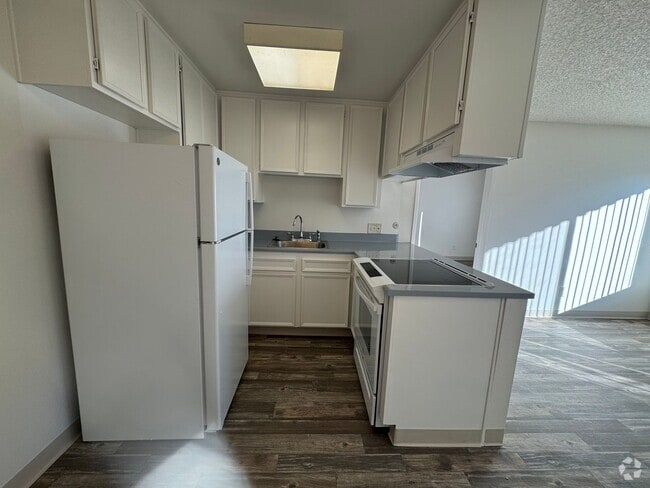 Building Photo - Welcome Home to La Casa Balboa +55 Communi... Unit 71
