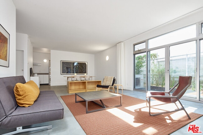 Building Photo - 558 Rose Ave