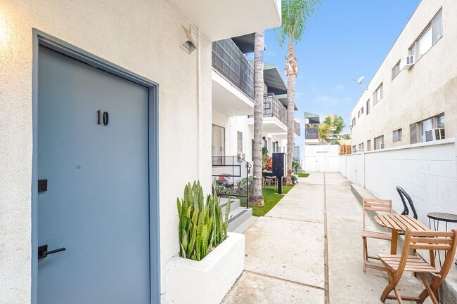 Photo - 937 N Orange Grove Ave