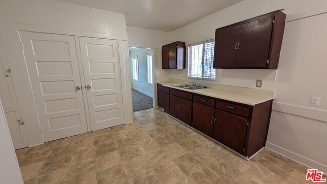 Photo - 1153 W 39th St