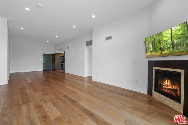 Photo - 7133 Hawthorn Ave Unit PH6