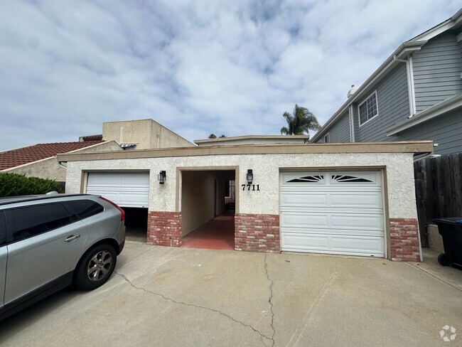 Building Photo - Charming Playa Del Rey Home with Spacious ...