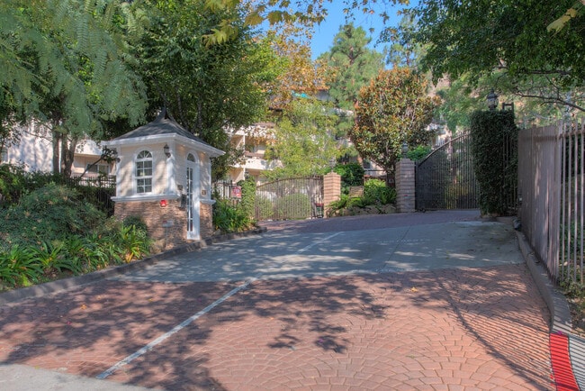 Building Photo - 2700 Cahuenga Blvd E Unit 4206